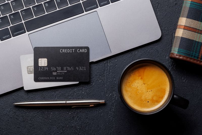 オフィスのテーブルに黒いカード